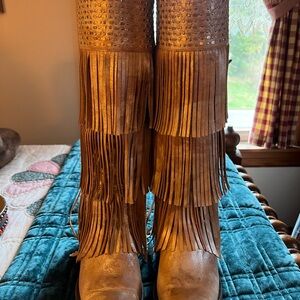 Old Gringo pale gold fringed boots. Hard to find, excellent condition. Size 9.